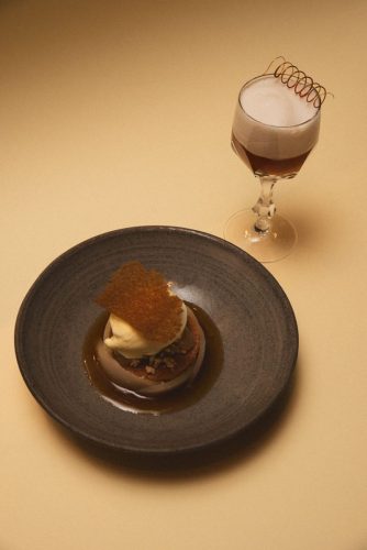 Mandelkuchen mit Oolongtee mit Birne & Mandelespuma